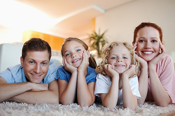포토 JPG 해외이미지 백인 행복 어린이 거실 장난 가족 휴식 바닥 함께함 실내 사랑 웃음 소년 여러명 20대 카펫 해외202004 해외포토 서양인 남자 감정 다수 컨셉 관계 표정 사람 청년 내부 파일형식