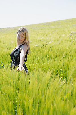 포토 JPG 해외이미지 백인 라이프스타일 긴머리 여자 행복 여유 자연 한명 서기 상반신 20대 성인 야외 옆모습 캐주얼 금발 햇빛 농경지 평화 환경 터치 자유 농촌 시골 밀 여름옷 스타일 성인여자한명만 카피스페이스 해외202004 해외포토 서양인 1 헤어스타일 옷 감정 뷰포인트 컨셉 모션 곡류 사람 청년 생활 태양 농장 공백 생태계 여자한명만 성인여자만 파일형식 여름_계절