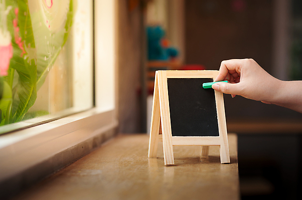 포토 JPG 해외이미지 무료이미지 손 교육 백그라운드 탁자 프레임 들기 아웃포커스 신체부위 기록 미니칠판 입간판 카피스페이스 해외202004 해외포토 가구 모션 간판 촬영기법 사람 칠판 공백 파일형식 무료콘텐츠