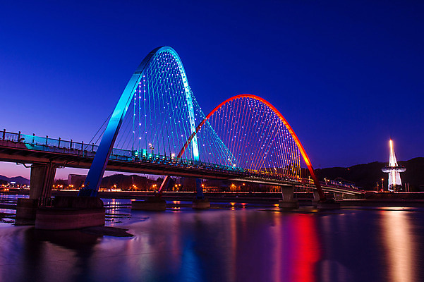포토 JPG 해외이미지 디자인 외관 아시아 건축양식 하늘 거리 프레임 서울 한국 사람없음 야외 물 파란색 강 도시풍경 항구 도시 연결 큼 아치 장면 시티라이프 동쪽 남쪽 빛망울 철강 해외202004 해외포토 자연요소 라이프스타일 건축 나라 컬러 교통시설 풍경 빛 크기 방향 파일형식