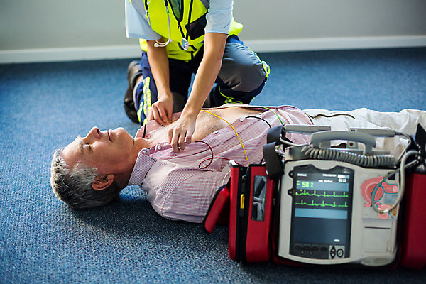 포토 JPG 해외이미지 백인 여자 남자 청진기 실내 건강 병원 작업복 20대 야외 두명 환자 의사 심장 구출 호흡 60대 충격 의료성형뷰티 생존 해외202004 해외포토 서양인 옷 노년 의학 의료기기 사람 청년 내부 의료진 도움 장기_의학 파일형식