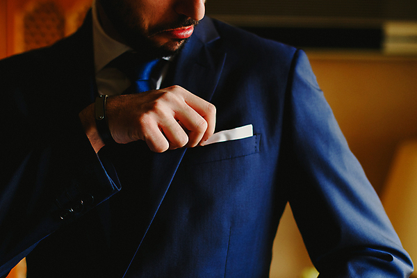 포토 JPG 해외이미지 모델 직업 라이프스타일 손 응시 남자 셔츠 비즈니스 사업가 성공 넥타이 서기 사람 정장 성인 사람없음 유행 검은색 재킷 흰색 잡기 비즈니스맨 자신감 우아함 자르기 활 경영자 예복 경영 심각 정중 패기 스타일 해외202004 해외포토 시선 잡화 옷 감정 컬러 컨셉 상의 모션 생활 신체부위 외투 직장인 리더 파일형식