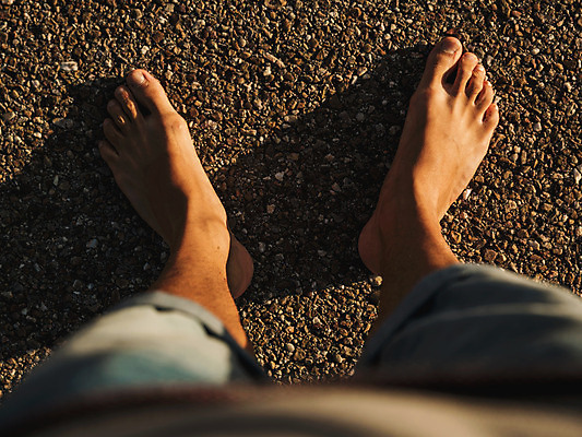 포토 JPG 해외이미지 남자 도로 여행 맨발 발 거리 따뜻함 건강 한명 서기 사람 야외 걷기 일몰 산책 자유 보행로 질감 땅바닥 콘크리트 해외202004 해외포토 1 길 컨셉 교통시설 모션 휴식 바닥 신체부위 노을 파일형식