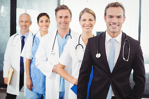 포토 JPG 해외이미지 백인 직업 여자 남자 40대 중년 청진기 직장 실내 건강 병원 서기 여러명 20대 성인 30대 의사 실험복 대표 동료 리더 외과 인턴 정중 의료성형뷰티 성인만 해외202004 해외포토 서양인 다수 컨셉 회사 비즈니스 의학 관계 의료기기 모션 사람 청년 내부 장년 의료진 가운 파일형식