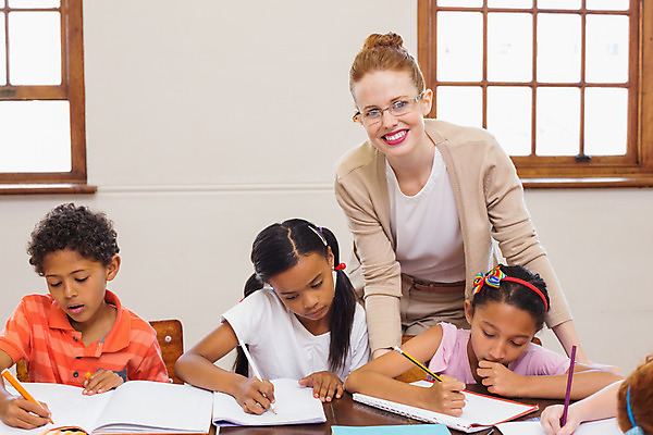 포토 JPG 해외이미지 백인 학생 여자 교육 남자 행복 안경 어린이 의자 교실 학교 청소년 수업 실내 초등학교 말하기 대화 앉기 소년 여러명 20대 학습 교사 공책 도움 가르침 토론 책상 신학기 소통 해외202004 해외포토 서양인 직업 잡화 감정 가구 다수 컨셉 모션 문구용품 사람 청년 내부 파일형식