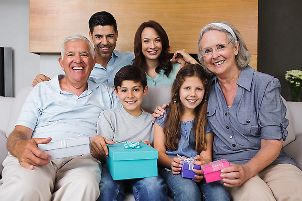 포토 JPG 해외이미지 백인 라이프스타일 응시 여자 할아버지 남자 딸 행복 아들 할머니 어린이 거실 가정 가족 엄마 휴식 아파트 함께함 실내 앉기 소년 여러명 성인 30대 선물상자 상자 소파 잡기 아빠 60대 손주 70대 언니 남동생 조부모 해외202004 해외포토 서양인 시선 노년 감정 다수 컨셉 의자 관계 모션 주택 선물 사람 내부 생활 장년 자매 동생 파일형식