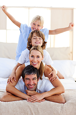 포토 JPG 해외이미지 백인 라이프스타일 여자 남자 딸 행복 아들 어린이 장난 가족 포옹 놀이 엄마 아침 함께함 실내 사랑 웃음 사람 소년 여러명 성인 침실 침대 아빠 형제 해외202004 집콕 해외포토 주간 서양인 감정 가구 다수 컨셉 관계 안기 표정 내부 생활 신조어 파일형식 앳홈라이프