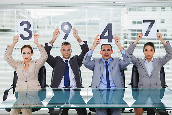 포토 JPG 해외이미지 백인 응시 여자 남자 실내 들기 앉기 동양인 여러명 상반신 20대 성인 30대 사무실 숫자 잡기 비즈니스맨 비즈니스우먼 직원 면접 점수 면접관 성인만 해외202004 해외포토 서양인 문자 시선 다수 비즈니스 모션 사람 인종 청년 내부 장년 직장인 파일형식