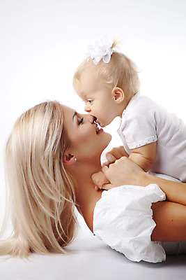 포토 JPG 해외이미지 백인 여자 딸 행복 가족 모녀 엄마 키스 사랑 사람 상반신 성인 두명 옆모습 눕기 육아 흰색 아기 잡기 흰배경 돌봄 여자만 해외202004 싱글맘 한부모가족 해외포토 서양인 감정 뷰포인트 컬러 백그라운드 관계 모션 애정표현 파일형식