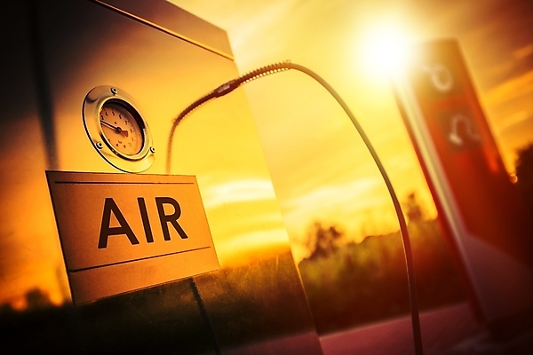 포토 JPG 해외이미지 교통시설 자동차 사람없음 가로 금속 기계 일몰 바퀴 서비스 타이어 주유소 유지 압력 자동 조작 해외202004 해외포토 육상교통 교통 재질 노을 시설 파일형식