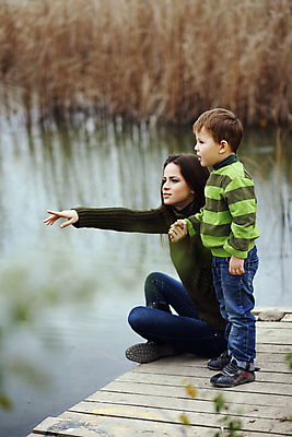 포토 JPG 해외이미지 라이프스타일 계절 공원 여자 행복 아들 호수 어린이 가족 자연 엄마 날씨 휴식 함께함 건강 사람 소년 성인 야외 두명 물 부모 걷기 임산부 육아 추위 가을 시골 시원함 보여주기 정물화 해외202004 싱글맘 한부모가족 해외포토 자연요소 공공시설 남자 감정 컨셉 관계 모션 생활 임신 그림 생태계 파일형식