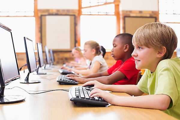 포토 JPG 해외이미지 백인 학생 여자 교육 남자 행복 어린이 교실 학교 실내 초등학교 앉기 소년 세명 학습 컴퓨터 타이핑 키보드 책상 신학기 해외202004 해외포토 서양인 감정 가구 모션 사람 내부 전자제품 파일형식
