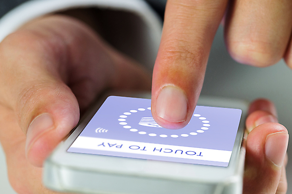 포토 JPG 해외이미지 백인 남자 인터넷 비즈니스 한명 20대 스마트폰 쇼핑 스크린 잡기 비즈니스맨 신용카드 온라인쇼핑 온라인 전자상거래 체크카드 해외202004 해외포토 서양인 1 모션 사람 청년 금융 핸드폰 스마트기기 직장인 파일형식