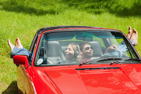 포토 JPG 해외이미지 백인 커플 여자 남자 행복 여행 맨발 자동차 자연 휴가 함께함 20대 야외 두명 빨간색 선글라스 햇빛 맑음 헤드폰 듣기 자유 시원함 오픈카 스포츠카 해외202004 해외포토 서양인 감정 안경 육상교통 컬러 음향기기 컨셉 관계 모션 발 승용차 날씨 사람 청년 태양 생태계 파일형식