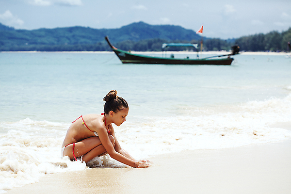 포토 JPG 해외이미지 행복 어린이 모래 바다 섬 여행 태국 자연 놀이 휴가 휴식 한명 사람 야외 파란색 맑음 수영 보트 파라다이스 해외202004 해외포토 1 감정 아시아 컬러 컨셉 배_교통 날씨 수상스포츠 생태계 파일형식