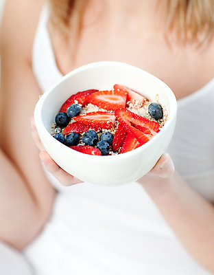 포토 JPG 해외이미지 백인 여자 다이어트 과일 딸기 건강 한명 들기 근접촬영 상반신 성인 앞모습 소파 사발 시리얼 먹기 블루베리 뮤즐리 성인여자한명만 해외202004 해외포토 서양인 1 음식 뷰포인트 의자 모션 사람 사기그릇 여자한명만 성인여자만 파일형식