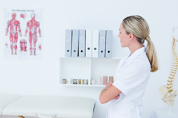 포토 JPG 해외이미지 백인 여자 실내 건강 병원 한명 성인 30대 팔짱 기댐 의사 물리치료사 진료실 의료성형뷰티 성인여자한명만 해외202004 해외포토 서양인 1 의학 모션 사람 내부 장년 진료 의료진 치료사 여자한명만 성인여자만 파일형식