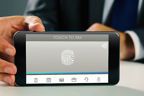 포토 JPG 해외이미지 백인 남자 인터넷 비즈니스 한명 20대 스마트폰 쇼핑 스크린 잡기 비즈니스맨 신용카드 온라인쇼핑 온라인 전자상거래 체크카드 해외202004 해외포토 서양인 1 모션 사람 청년 금융 핸드폰 스마트기기 직장인 파일형식