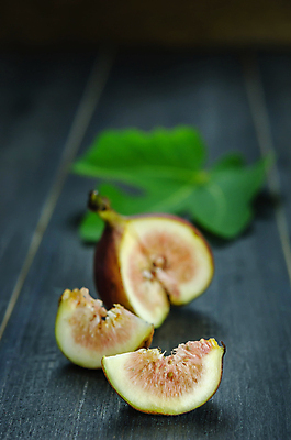 포토 JPG 해외이미지 음식 다이어트 과일 재료 부분 자연 건강 씨앗 사람없음 목재 보라색 시골 신선 그룹 달콤 맛 묘사 유기농 날것 슛 비타민 흙더미 무화과 내추럴 숙성 이국적 채식주의자 비건 해외202004 해외포토 나무 식물 웰빙 컬러 컨셉 흙 생태계 채식 영양소 파일형식 더미