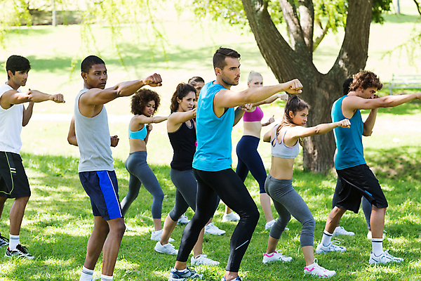 포토 JPG 해외이미지 주간 백인 웰빙 공원 여자 남자 스포츠 함께함 서기 여러명 20대 야외 친구 운동 손들기 주먹 우정 권투 연습 해외202004 해외포토 자연요소 서양인 공공시설 다수 컨셉 관계 모션 건강 사람 청년 격투기 파일형식