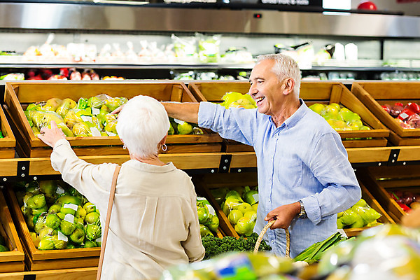 포토 JPG 해외이미지 백인 라이프스타일 커플 여자 노년 남자 행복 함께함 실내 사람 상반신 두명 쇼핑 바구니 잡기 시장 60대 사과 상품 고객 80대 슈퍼마켓 식료품점 노인만 해외202004 해외포토 서양인 감정 컨셉 과일 관계 모션 성인 내부 생활 상점 성인만 파일형식