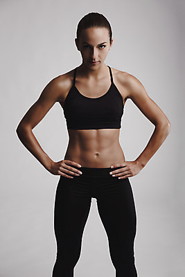 포토 JPG 해외이미지 1 라이프스타일 여자 스포츠 백그라운드 신체 근육 건강 한명 서기 사람 운동복 운동 유행 검은색 힘 회색 6 연습 체육관 근육질 팩 복근 심각 해외202004 해외포토 옷 컬러 컨셉 모션 생활 숫자 화장품 몸매 파일형식