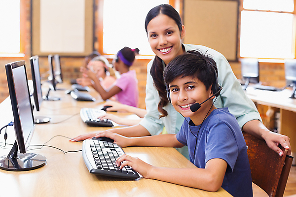 포토 JPG 해외이미지 백인 학생 여자 교육 남자 행복 어린이 교실 학교 실내 초등학교 앉기 소년 여러명 성인 30대 학습 컴퓨터 교사 헤드폰 타이핑 키보드 가르침 책상 신학기 해외202004 해외포토 서양인 직업 감정 음향기기 가구 다수 모션 사람 내부 장년 전자제품 파일형식