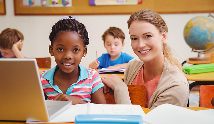 포토 JPG 해외이미지 백인 학생 여자 교육 남자 행복 어린이 의자 교실 학교 청소년 수업 초등학교 앉기 소년 여러명 20대 학습 컴퓨터 금발 교사 타이핑 키보드 도움 가르침 책상 신학기 해외202004 해외포토 서양인 직업 헤어스타일 감정 가구 다수 컨셉 모션 사람 청년 전자제품 파일형식