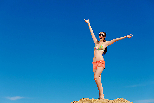 포토 JPG 해외이미지 백인 여자 행복 모래 바다 여행 자연 하늘 휴가 휴식 건강 한명 사람 성인 야외 파란색 비키니 섹시 기쁨 자유 파라다이스 성인여자한명만 카피스페이스 해외202004 해외포토 서양인 1 수영복 감정 컬러 컨셉 공백 생태계 여자한명만 성인여자만 파일형식