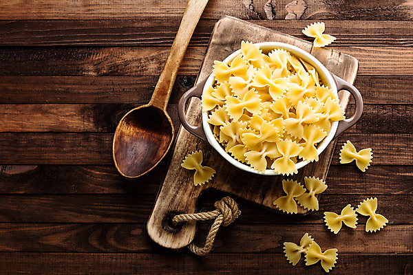 포토 JPG 해외이미지 전통 음식 백그라운드 재료 탁자 건조 파스타 건강 요리 사람없음 목재 노란색 주방 식사 이탈리아 시골 밀 날것 생식 채식주의자 탄수화물 파르팔레 해외202004 해외포토 나무 유럽 컬러 가구 곡류 서양음식 채식 파스타면 파일형식