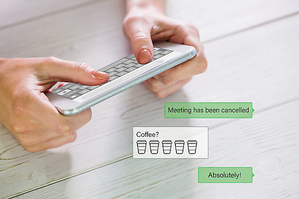 포토 JPG 해외이미지 손 탁자 들기 신체부위 스마트폰 스크린 터치 잡기 책상 해외202004 해외포토 가구 모션 사람 핸드폰 스마트기기 파일형식