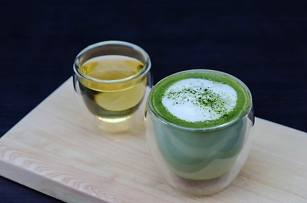 포토 JPG 해외이미지 무료이미지 유리 검은배경 사람없음 컵 녹차 나무도마 녹차라떼 해외202004 해외포토 식기 백그라운드 재질 도마 목재 차_음료 검은색 라떼 파일형식 무료콘텐츠