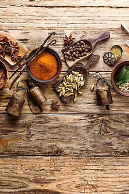 포토 JPG 해외이미지 백그라운드 잎 재료 고추 탁자 파프리카 건조 요리 동양인 사람없음 목재 빨간색 컬러풀 우주 주방 숟가락 만 양념 조미료 그룹 사발 고수 맛 가루 인도인 허브 아로마 후추 카레 생강 강렬 바닐라 시나몬 월계수 회향 강황 해외202004 해외포토 외국인 나무 식물 음식 컬러 가구 컨셉 채소 식재료 수저 인종 사기그릇 향신료 향미료 파일형식