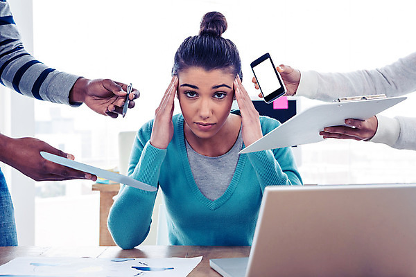 포토 JPG 해외이미지 손 응시 여자 회사 비즈니스 스트레스 실내 피곤 한명 들기 20대 신체부위 스마트폰 태블릿 펜 비즈니스우먼 두통 업무과다 과부하 서류판 성인여자한명만 해외202004 해외포토 1 시선 컨셉 모션 사람 청년 내부 전자제품 핸드폰 스마트기기 필기구 사무용품 업무 직장인 질병 여자한명만 성인여자만 파일형식