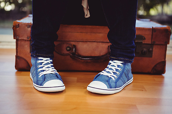 포토 JPG 해외이미지 백인 여자 여행 운동화 휴가 바닥 실내 한명 앉기 성인 30대 여행가방 시원함 성인여자한명만 해외202004 해외포토 서양인 1 신발 가방 모션 사람 내부 장년 여자한명만 성인여자만 파일형식