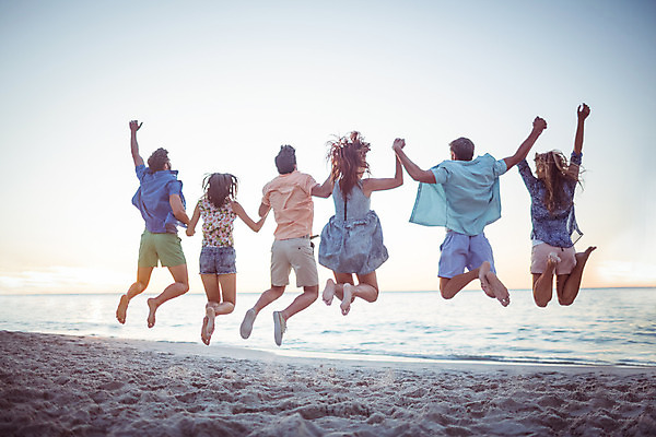 포토 JPG 해외이미지 백인 여자 남자 행복 휴가 함께함 따뜻함 사랑 여러명 20대 야외 햇빛 파티 손잡기 맑음 점프 우정 자유 해외202004 해외포토 서양인 감정 다수 컨셉 모션 날씨 사람 이벤트 청년 친구 태양 파일형식