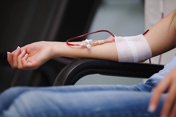 포토 JPG 해외이미지 손 의자 검은배경 실내 건강 병원 현미경 주사기 신체부위 혈액 실험실 분석 팔 기부 의료성형뷰티 해외202004 해외포토 가구 백그라운드 컨셉 의학 의료기기 실험기구 실험 사람 내부 검은색 파일형식