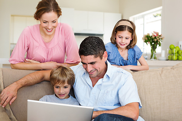 포토 JPG 해외이미지 백인 라이프스타일 응시 여자 남자 딸 행복 아들 어린이 40대 중년 거실 가족 엄마 함께함 실내 사랑 서기 소년 여러명 성인 30대 노트북 학습 부모 소파 기댐 아빠 언니 남동생 해외202004 해외포토 서양인 시선 교육 감정 다수 컨셉 의자 관계 모션 사람 내부 생활 장년 전자제품 자매 동생 파일형식