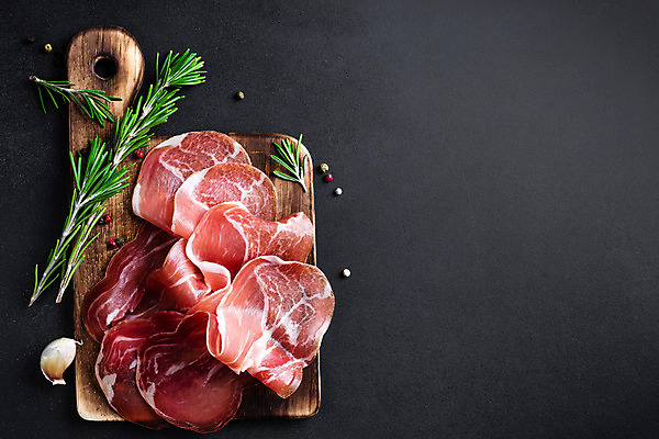 포토 JPG 해외이미지 음식 조각 백그라운드 육류 돼지고기 요리 사람없음 빨간색 검은색 식사 이탈리아 신선 파마 자르기 햄 날것 슬라이스 베이컨 로즈메리 훈제 치유 맛있는 프로슈토 해외202004 해외포토 헤어스타일 유럽 컬러 식재료 모션 허브 파일형식