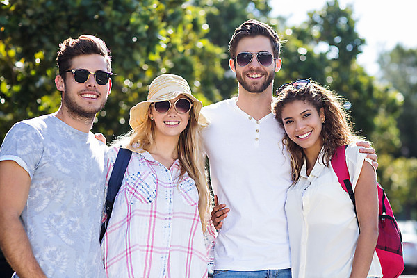 포토 JPG 해외이미지 백인 커플 여자 남자 행복 안경 배낭 하늘 휴가 함께함 여러명 20대 야외 햇빛 맑음 봄 우정 기쁨 동료 즐거움 정확 해외202004 해외포토 서양인 잡화 계절 감정 다수 컨셉 가방 관계 날씨 사람 청년 친구 태양 파일형식