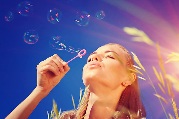 포토 JPG 해외이미지 백인 라이프스타일 공원 여자 행복 얼굴 놀이 하늘 한명 사람 성인 야외 파란색 햇빛 맑음 봄 거품 기쁨 자유 비눗방울 불기 즐거움 만족 비누 여자한명만 해외202004 해외포토 서양인 1 계절 공공시설 감정 컬러 컨셉 모션 날씨 생활 신체부위 위생용품 태양 여자만 파일형식