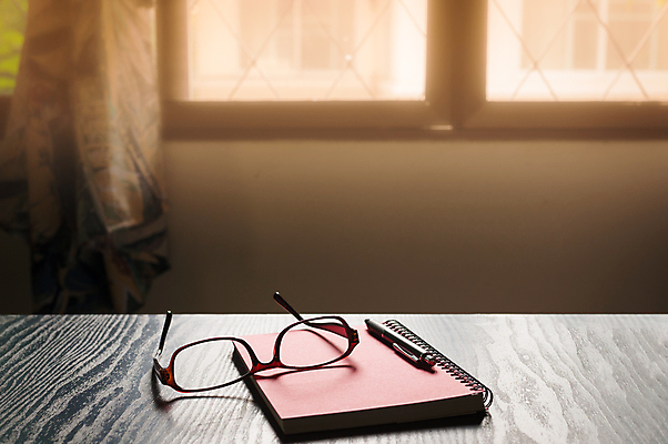 포토 JPG 해외이미지 무료이미지 라이프스타일 안경 백그라운드 창문 탁자 사람없음 펜 공책 책상 스프링수첩 해외202004 해외포토 잡화 가구 문구용품 생활 필기구 다이어리 파일형식 무료콘텐츠