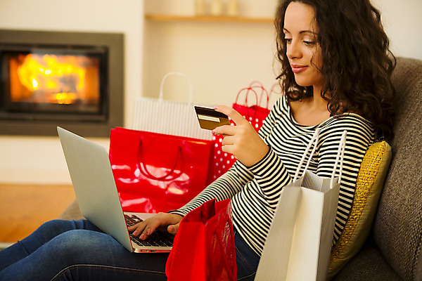 포토 JPG 해외이미지 행복 크리스마스 돈 겨울 인터넷 가방 한명 사람 앉기 노트북 쇼핑 컴퓨터 소파 상점 웹 신용카드 구매 고객 벽난로 결제 온라인 쇼퍼홀릭 해외202004 해외포토 1 잡화 계절 기념일 감정 의자 모션 금융 전자제품 재산 파일형식