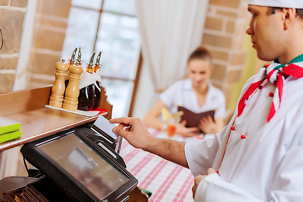 포토 JPG 해외이미지 백인 라이프스타일 남자 행복 비즈니스 손가락 실내 사람 앉기 성인 두명 30대 식당 카페 흰색 구매 상인 웨이터 고객 서비스 전자 해외202004 해외포토 서양인 직업 손 감정 컬러 모션 내부 생활 장년 쇼핑 상점 파일형식