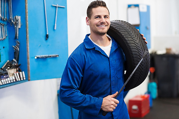 포토 JPG 해외이미지 백인 직업 남자 행복 자동차 노동자 실내 작업복 한명 20대 성인 파란색 잡기 작업실 기술자 서비스 타이어 정비공 적재 정비소 차고 성인남자한명만 해외202004 해외포토 서양인 1 옷 감정 육상교통 컬러 모션 사람 청년 내부 남자한명만 성인남자만 파일형식