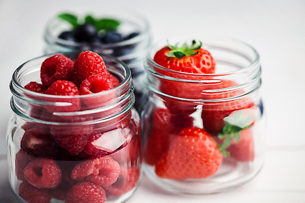 포토 JPG 해외이미지 무료이미지 딸기 유리병 사람없음 아웃포커스 달콤 흰배경 담기 블루베리 산딸기 해외202004 해외포토 백그라운드 과일 모션 병_용기 촬영기법 흰색 맛 파일형식