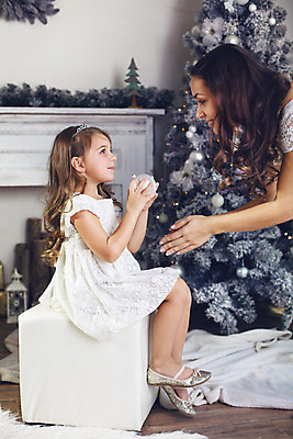 포토 JPG 해외이미지 나무 모델 전통 헤어스타일 드레스 옷 딸 어린이 크리스마스 겨울 가족 놀이 호텔 엄마 휴가 주택 요정 사람 내부 두명 장식 장난감 유행 귀여움 침묵 방 흰색 축하 고급 우아함 야간 저녁 스타일 해외202004 해외포토 자연요소 식물 계절 기념일 컬러 컨셉 관계 숙소 건물 소리 파일형식