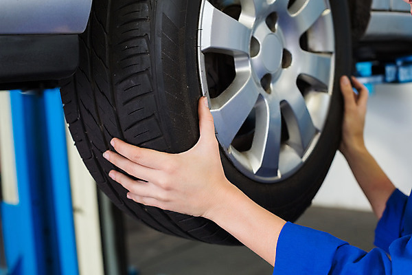 포토 JPG 해외이미지 무료이미지 손 자동차 실내 신체부위 잡기 작업 바퀴 작업실 타이어 정비공 자동차엔지니어 자동차정비 정비소 해외202004 해외포토 육상교통 모션 사람 내부 기술자 엔지니어 수리 파일형식 무료콘텐츠