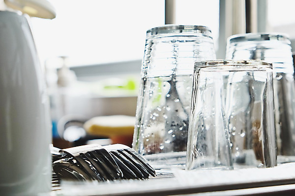 포토 JPG 해외이미지 무료이미지 식기 포크 사람없음 아웃포커스 컵 젖음 소프트포커스 설거지 싱크대 해외202004 해외포토 가사 촬영기법 개수대 파일형식 무료콘텐츠