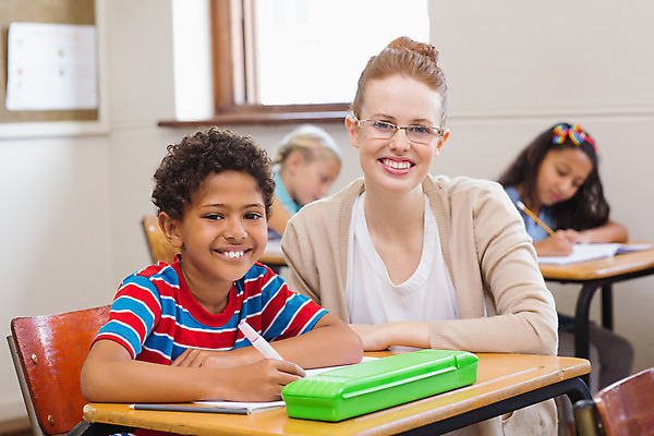 포토 JPG 해외이미지 백인 학생 여자 교육 남자 행복 어린이 의자 교실 학교 청소년 수업 실내 초등학교 앉기 소년 여러명 20대 학습 교사 공책 가르침 책상 신학기 해외202004 해외포토 서양인 직업 감정 가구 다수 모션 문구용품 사람 청년 내부 파일형식